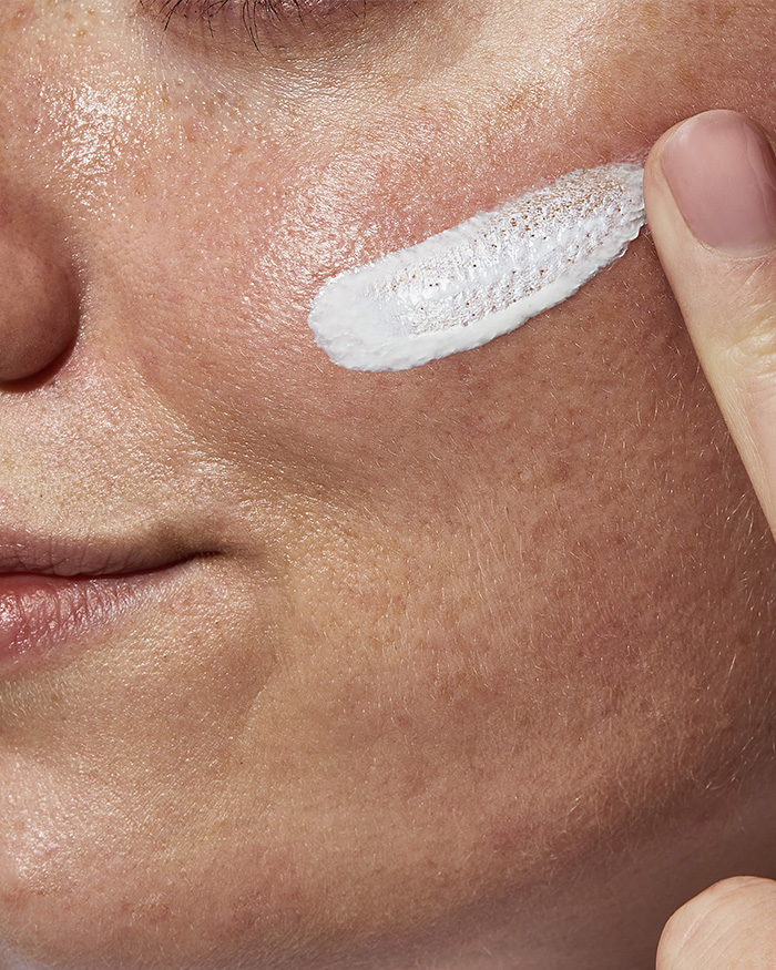 sunscreen_spf_30_application_on_skin_700x875-v1.jpg